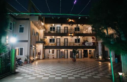 Lucknow Hotel | Maple Delite