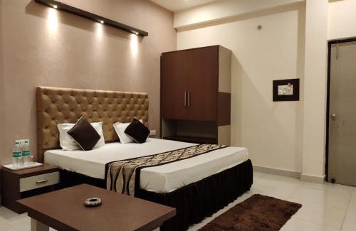 Lucknow Hotel | Maple Delite