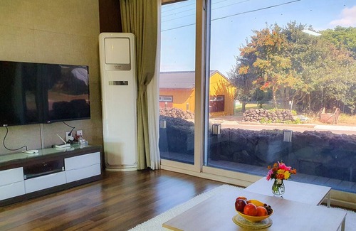 Hallim Condominio | Maple Happy House