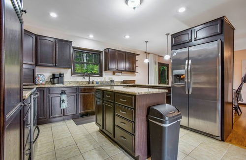 Spring Mills Casa | Maple Hill Lodge | Dream Fire Pit + Hot Tub!