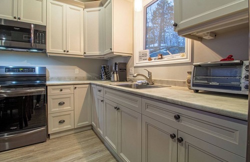 Hastings Highlands Cabaña | Maple Leaf Lodge - Two Bedroom Cottage, Sleeps 10
