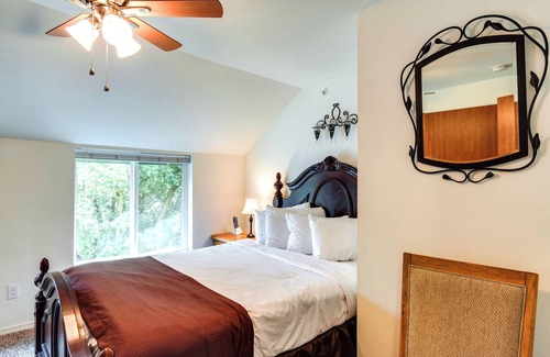 West Central Apartamento | Maple Leaf Manor Suites - 3 Bedroom Apartment queen with Balcony