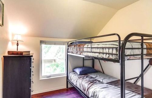 West Central Apartamento | Maple Leaf Manor Suites - 3 Bedroom Apartment queen with Balcony
