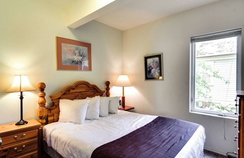 West Central Apartamento | Maple Leaf Manor Suites - 2 bedroom Apartment queen ground floor