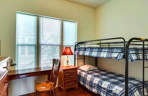 West Central Apartamento | Maple Leaf Manor Suites - 2 bedroom Apartment queen ground floor