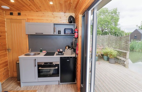 Thorpe Cabaña | Maple Lodge at Bridge Lake Farm & Fishery