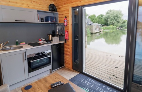 Thorpe Cabaña | Maple Lodge at Bridge Lake Farm & Fishery