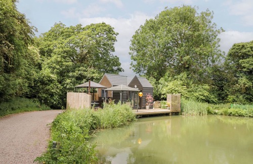 Thorpe Cabaña | Maple Lodge at Bridge Lake Farm & Fishery