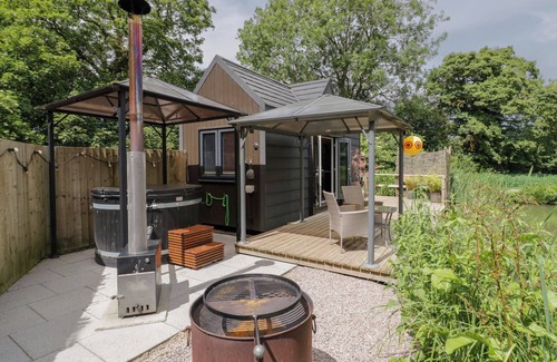Thorpe Cabaña | Maple Lodge at Bridge Lake Farm & Fishery
