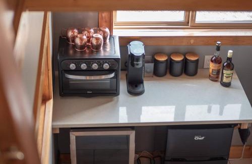 Golden Casa | Maple Ranch Tiny House- Private Hot Tub