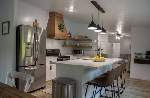 Dundee Casa | Maple Retreat is newly remodeled with pool, private setting