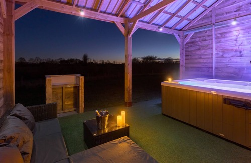 Coleford Cabina | Maple Stylish Executive Pod, Large Hot Tub, Stunning Views