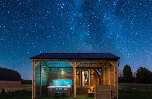 Coleford Cabina | Maple Stylish Executive Pod, Large Hot Tub, Stunning Views