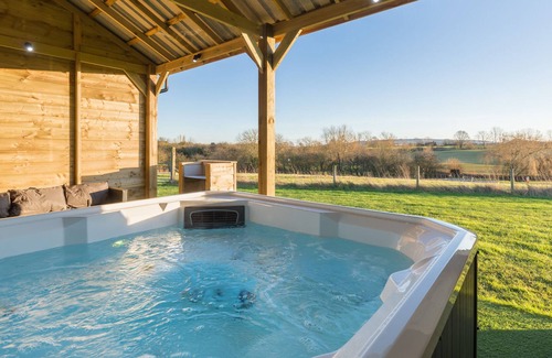 Coleford Cabina | Maple Stylish Executive Pod, Large Hot Tub, Stunning Views