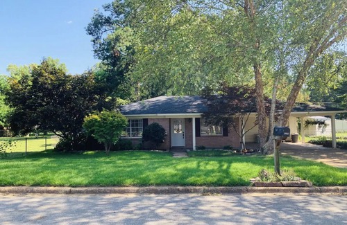 Northport Casa | Maple Tree House - 3 miles from stadium, tucked away from traffic