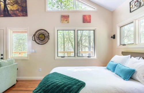 Marshall Otro | Maple Treehouse Cabin - Rustic Luxury Near Asheville