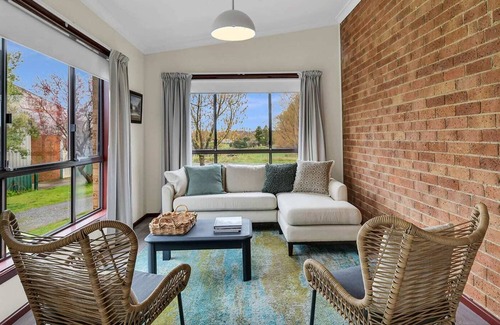 Orange Casa | Maplehurst - Peaceful Country Getaway near Winery