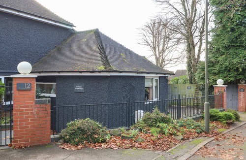 Marlpool Cabaña | MAPLES ANNEX, pet friendly, with pool in Heanor