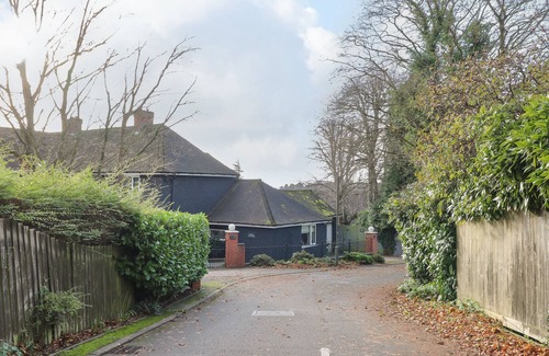 Marlpool Cabaña | MAPLES ANNEX, pet friendly, with pool in Heanor