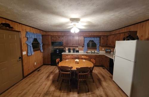 Sevierville Cabina | Maples Lakefront Blessing w/ private boat dock/lake access kayaks & paddle boat