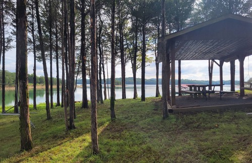 Sevierville Cabina | Maples Lakefront Blessing w/ private boat dock/lake access kayaks & paddle boat