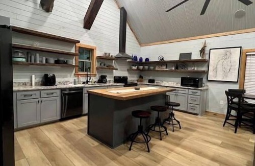 Magnolia Cabina | Mar I-Wilya Treehouse, 18ft off of the ground sits on 54 acres.