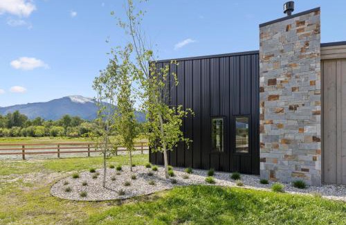 Hamilton Casa | Mara Luxury Cabin- Maple