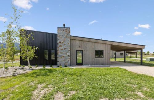 Hamilton Casa | Mara Luxury Cabin- Maple