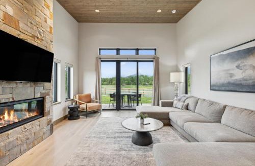 Hamilton Casa | Mara Luxury Cabin- Maple