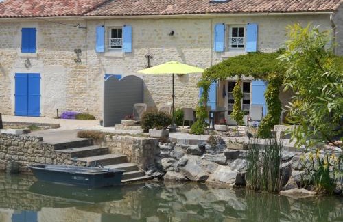 La Taillee Casa | MARAIS POITEVIN bord rivière pêche ,barque, vélos, wifi, linge, cheminée, cuisine, terrain de boules