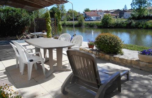 La Taillee Casa | MARAIS POITEVIN bord rivière pêche ,barque, vélos, wifi, linge, cheminée, cuisine, terrain de boules