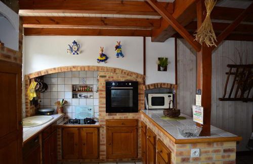 La Taillee Casa | MARAIS POITEVIN bord rivière pêche ,barque, vélos, wifi, linge, cheminée, cuisine, terrain de boules