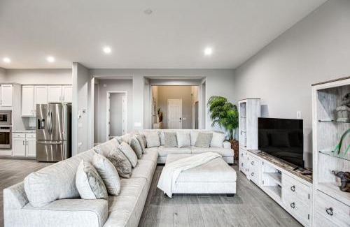 Tucson Casa | Marana Home with Pool Access and Mountain Views!