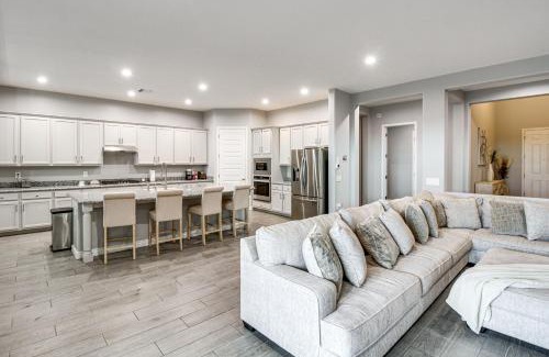 Tucson Casa | Marana Home with Pool Access and Mountain Views!