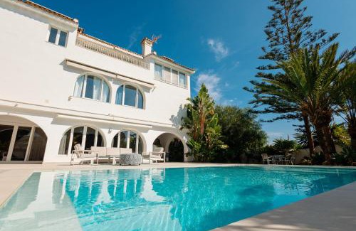 Urbanizacion Costabella Casa | Marbella, Costabella - Beachfront Villa with Heated Pool
