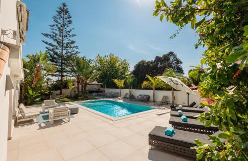 Urbanizacion Costabella Casa | Marbella, Costabella - Beachfront Villa with Heated Pool