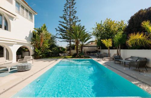 Urbanizacion Costabella Casa | Marbella, Costabella - Beachfront Villa with Heated Pool