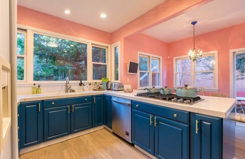 Rockaway Beach Villa | Knoll-Top Property | Family Friendly | Walk to Beach | Laundry+Parking+Hot Tub