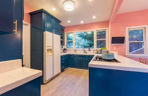 Rockaway Beach Villa | Knoll-Top Property | Family Friendly | Walk to Beach | Laundry+Parking+Hot Tub