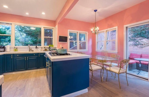 Rockaway Beach Villa | Knoll-Top Property | Family Friendly | Walk to Beach | Laundry+Parking+Hot Tub