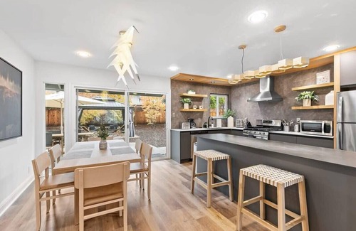 Hathaway Casa | @ Marbella Lane - Modern 3BROasis in SiliconValley