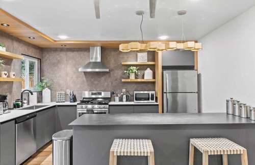 Hathaway Casa | @ Marbella Lane - Modern 3BROasis in SiliconValley