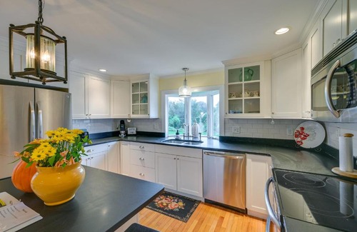 Marblehead Apartamento | Marblehead Retreat with Sprawling Yard and Gas Grill!