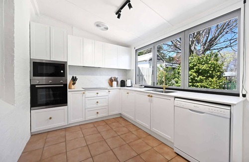Orange Casa | March Townhouse - Central & Leafy, Pets Allowed