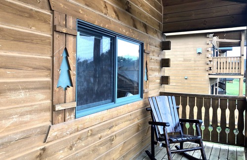 Warrens Cabina | Marcie's Cabin: Your Perfect Getaway for Relaxation and Adventure!