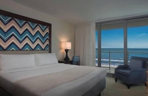 Marco Island Hotel | Marco Island Crystal Shores Resort, Beachfront