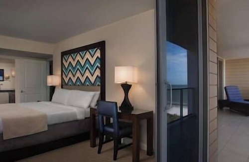 Marco Island Hotel | Marco Island Crystal Shores Resort, Beachfront
