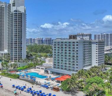 Sunny Isles Beach Apartamento | Marco Polo Beach Resort Condo with balcony Pool, Beach,Gym,Free Parking