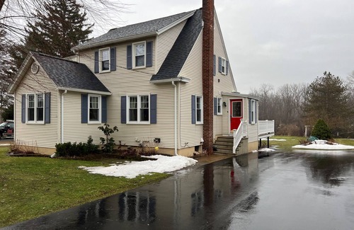 Marcy Apartamento | Marcy NY! 4BR first floor on the Erie Canal! Sleeps a family of six.