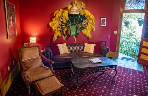 Bywater Cama Y Desayuno | Mardi Gras Suite at The Lookout Inn in the colorful Bywater neighborhood!